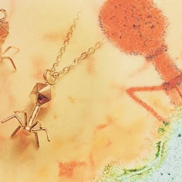 Necklace resembling a bacteriophage